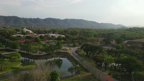 Montañas-Y-Una-Universidad-Comunitaria,-Muak-Klek,-Saraburi,-Tailandia