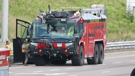 Modernes-Flughafenfeuerwehrauto-6-Rosenbauer-Mit-Blinkenden-Lichtern-Bei-Autobahnunfall