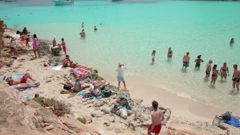 Panoramic-view-of-tourists-on-the-beach-at-the-Blue-Lagoon-in-Comino,-Malta