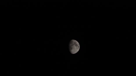 Wachsende-Mondphase,-Die-Am-Schwarzen-Nachthimmel-Vorbeizieht