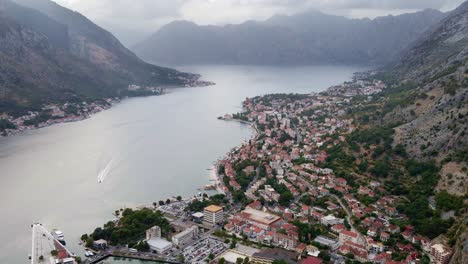 Langsame-Und-Sanfte-Fahrt-Durch-Die-Epische-Landschaft-Der-Bucht-Von-Kotor,-Montenegro,-Umgeben-Von-Atemberaubenden-Bergketten