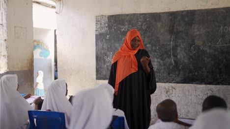 Muslimisch-islamischer-Afrikanischer-Lehrer,-Der-Mit-Den-Kindern-In-Der-Schule-Spricht
