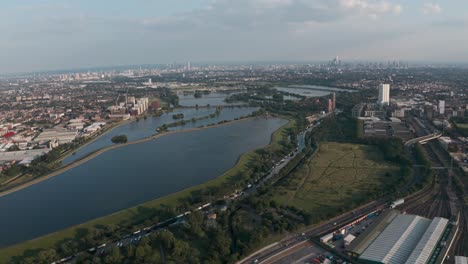 Eine-Kreisende-Drohne-Schoss-über-Die-Wasserreservoirs-Im-Norden-Londons,-Walthamstow-Und-Tottenham