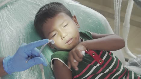 Der-Junge-Zahnarzt-Arbeitet-In-Seiner-Praxis-An-Einem-Kind
