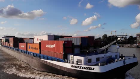 Vorwärtsbug-Des-Missouri-Binnencontainerschiffs,-Das-Den-Fluss-Noord-Befährt
