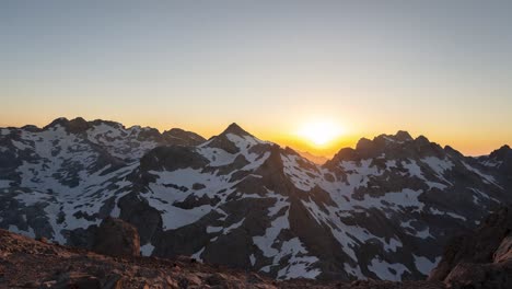 Puesta-De-Sol-Dorada-En-Las-Montañas-Alpinas-De-Picos-De-Europa-Desde-El-Mirador-De-La-Torre-De-Horcados-Rojos