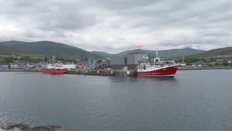 Barcos-Atracados-En-Dingle-Marina-En-Kerry,-Irlanda