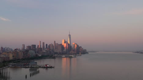Eine-Luftaufnahme-Von-Lower-Manhattan-Und-New-Jersey-über-Dem-Hudson-River-Bei-Sonnenaufgang