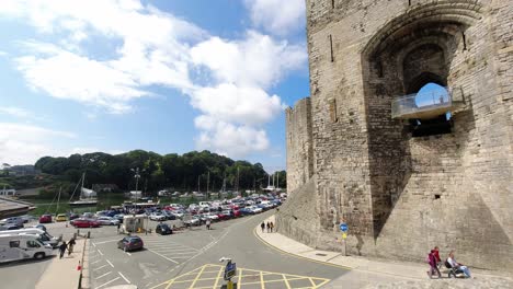 Zeitraffer:-Historisches-Caernarfon-Castle,-Welsh-River,-Mittelalterliches,-Geschäftiges-Wahrzeichen-Der-Touristenstadt