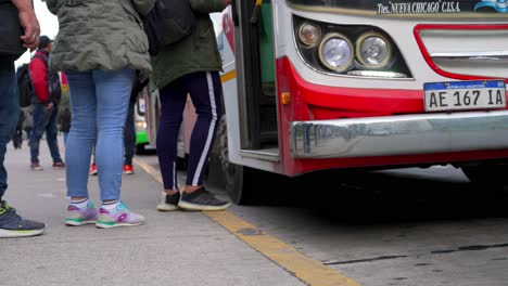 Low-Angle-Aufnahme-Eines-öffentlichen-Busses-In-Buenos-Aires,-Zeitlupenaufnahme