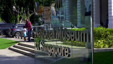 Gente-Fuera-Del-Museo-Nacional-De-Singapur,-Stamford-Rd