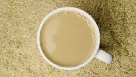 Kaffeetropfen-Fallen-In-Eine-Tasse-Cremigen-Braunen-Kaffee