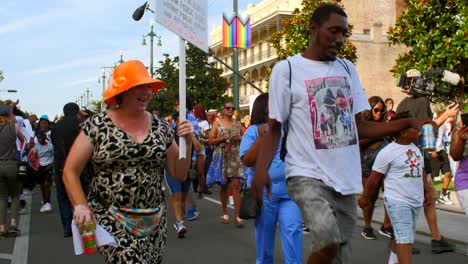 Demonstranten-Tanzen-Bei-Protesten-In-Der-Zweiten-Reihe-Von-New-Orleans