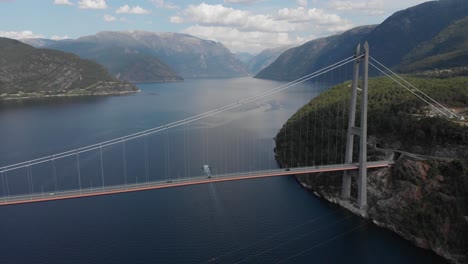 Aéreo:-Asombroso-Puente-Hardanger,-Puente-Colgante-En-Eidfjorden-Noruega