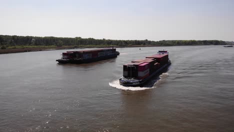 Bucht-Mit-Handelsschiff,-Das-Im-Sommer-Container-Transportiert,-Die-Waren-Transportieren