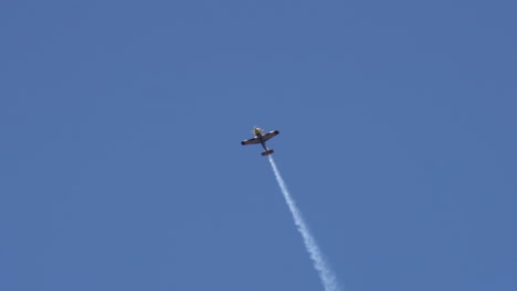 Der-Herausragende-Kunstflugpilot-Lukasz-Czepiela-Macht-Stunts-Mit-Einem-Kunstflugzeug