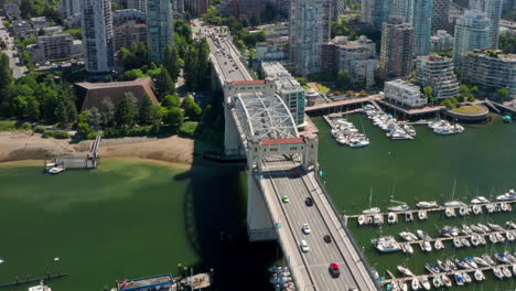 Verkehr-Auf-Der-Vierspurigen-Burrard-Brücke-Mit-Festgemachten-Booten-Im-Yachthafen-Am-False-Creek-–-Zeigt-Eine-Aufnahme-Der-Skyline-Der-Innenstadt-Von-Vancouver-In-Kanada