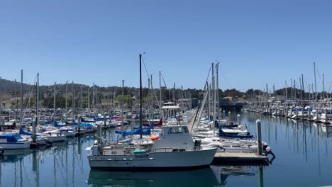 El-Puerto-De-La-Bahía-De-Monterey-En-Cannery-Row