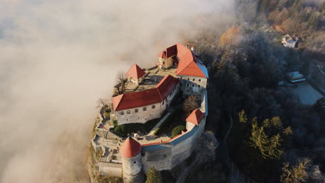 Dolly-out-reveal-of-panoramic-landscape-views-surrounding-Bled-castle,-Slovenia