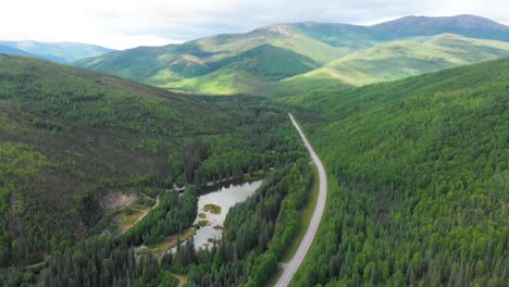 Video-De-Drones-De-4k-De-Montañas-A-Lo-Largo-De-La-Carretera-De-Aguas-Termales-De-Chena-Cerca-De-La-Entrada-Del-Complejo-A-Las-Afueras-De-Fairbanks,-Alaska-En-Verano
