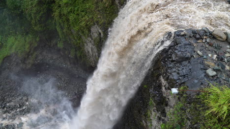 Luftaufnahmen-Von-Oben-Nach-Unten,-Die-Einen-Gigantischen-Wasserfall-Zeigen,-Der-Die-Klippe-Im-Dschungel-Von-Ecuador-Hinunterstürzt-–-Zeitlupenansicht-Aus-Der-Vogelperspektive
