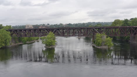 Eisenbahnbrücke-Und-Northampton-Street-Bridge-über-Den-Delaware-River-In-Easton,-Pennsylvania,-Die-Mit-New-Jersey-Verbunden-Sind