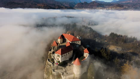 Die-Burg-Von-Bled-Wird-Vom-Morgenlicht-Der-Goldenen-Stunde-Beleuchtet