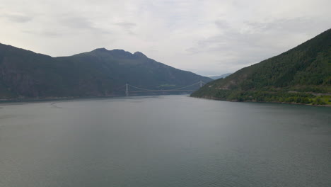 El-Puente-Colgante-De-Hardanger-Que-Atraviesa-Hardangerfjord,-Noruega