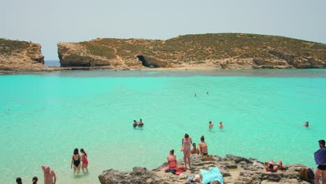 Touristen-Schwimmen-In-Der-Blauen-Lagune-Der-Insel-Comino-In-Malta
