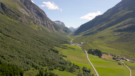 Secluded-mountain-village-of-Aarset-in-Geiranger-fjord,-Norway