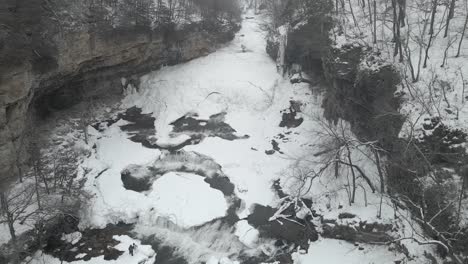 Cascadas-Del-Parque-Estatal-Willow-River-Durante-El-Invierno,-Cubiertas-De-Nieve,-Descubre-Y-Viaja-Wisconsin