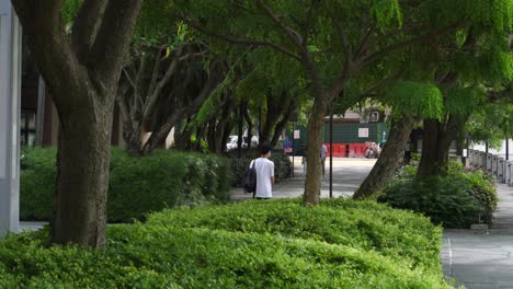 Gente-Caminando-Por-La-Tarde-En-El-Parque-De-Clarke-Quay-En-Singapur