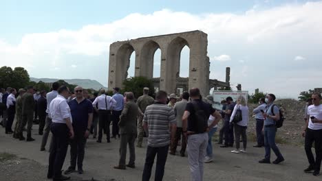 Delegación-Internacional-Visita-Las-Ruinas-Del-Edificio-Del-Teatro-Dramático-En-La-Ciudad-De-Agdam-En-Nagorno-Karabakh,-Azerbaiyán