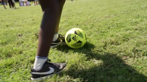 Primer-Plano-De-Un-Jugador-De-Fútbol-Afroamericano-Que-Muestra-Regates-Y-Habilidades-De-Fútbol-En-El-Campo-De-Fútbol