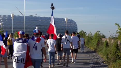 Fans-Der-Französischen-Nationalmannschaft-Auf-Dem-Weg-Zum-Fußballspiel-Deutschland-Gegen-Frankreich-Der-Europameisterschaft-2021