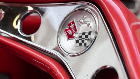 Logotipo-De-Metal-Brillante-En-El-Clásico-Chevrolet-Impala-Coupe-De-1958-En-La-Clásica-Exhibición-De-Autos-Antiguos