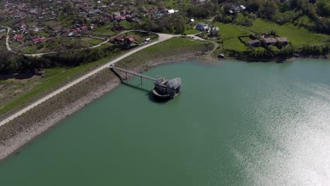 Luftaufnahme-Der-Wasserkraftanlage-Des-Maneciu-Staudamms-In-Rumänien-Von-Oben-Nach-Unten