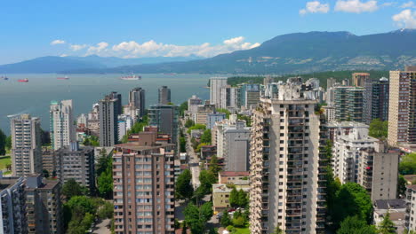 Stanley-Park-Revelado-Detrás-De-Edificios-De-Condominios-De-Gran-Altura-En-La-Península-Del-Extremo-Oeste-En-La-Costa-De-La-Entrada-De-Burrard-En-Vancouver,-Bc,-Canadá
