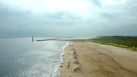 Bewölktes-Wetter-An-Einem-Leeren-Strand-An-Der-Küste-Großbritanniens---4K-Luftaufnahme