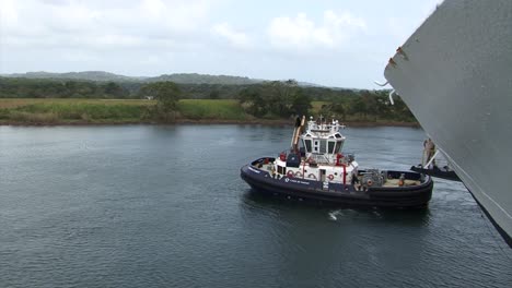 Tugboat-getting-away-from-the-ship.Panama-Canal