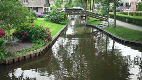 Blick-Auf-Den-Kanal,-Der-Durch-Den-Park-Im-Wohngebiet-Verläuft