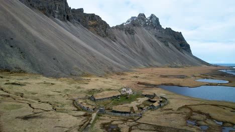 Stokksnes-Vestrahorn-Drone-Islandia-Abandonado-Pueblo-Vikingo-Plató-De-Cine