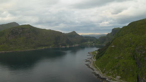 Vista-Panorámica-De-Montañas-Verdes-Y-Exuberantes-En-El-Fiordo-Noruego-Cerca-De-La-Ciudad-De-Maloy