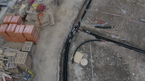 Cables-Y-Tuberías-Colocadas-En-Una-Zanja-Abierta-En-Un-Sitio-De-Construcción