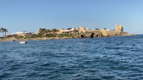 4K-Clip-Der-Insel-Tabarca-In-Alicante,-Aufgenommen-Von-Einem-Tauchboot-Aus