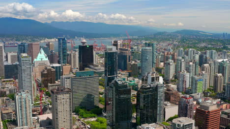 Baustellen-Und-Skyline-Der-Stadt-In-Der-Innenstadt-Von-Vancouver-Mit-Fernblick-Auf-Den-Aussichtspunkt-Im-Hafenzentrum-Und-Den-Hafen-Von-Vancouver-Bei-Tag