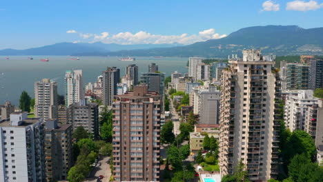Edificios-De-Apartamentos-De-Gran-Altura-Con-Vistas-A-La-Bahía-Inglesa-Durante-El-Día-En-El-Extremo-Oeste,-Vancouver,-Canadá
