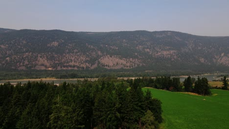 British-Columbia,-BC,-Kanada,-Reisedrohnenaufnahmen-Von-Bergen,-Bäumen-Und-Seen-Während-Eines-Waldbrandes