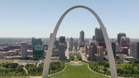 Close-Up-Aerial-View-of-The-Gateway-Arch-in-St