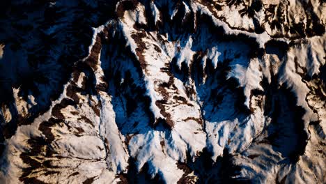 Luftaufnahme-Der-Schneebedeckten-Gebirgslandschaft